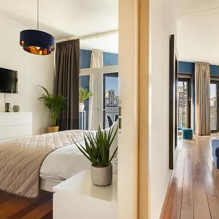 Charming Apartment Overlooking The Amsterdam Canals